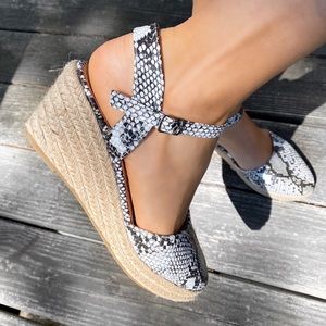 🐚 BLACK WHITE SNAKE SKIN ESPADRILLE WEDGES!
